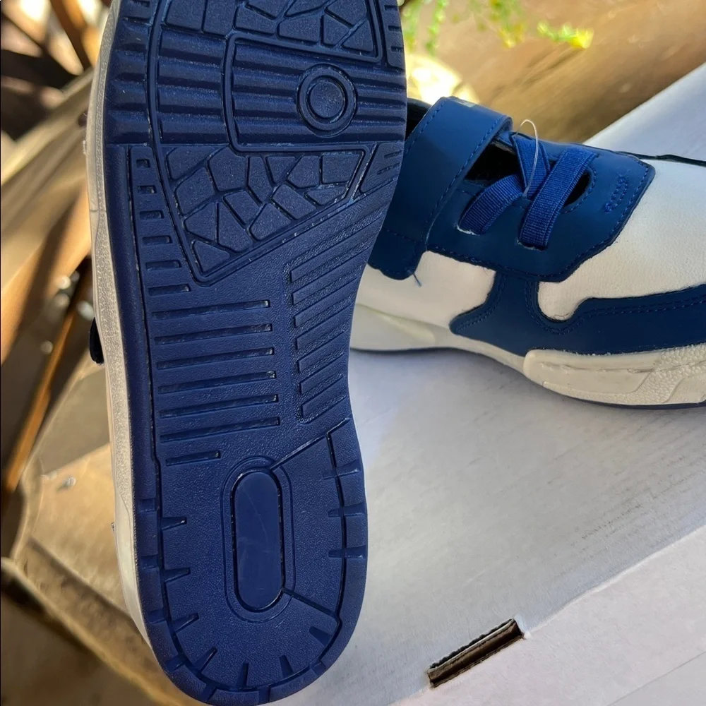 Sonic the Hedgehog sneakers for children, featuring a blue and white design 2